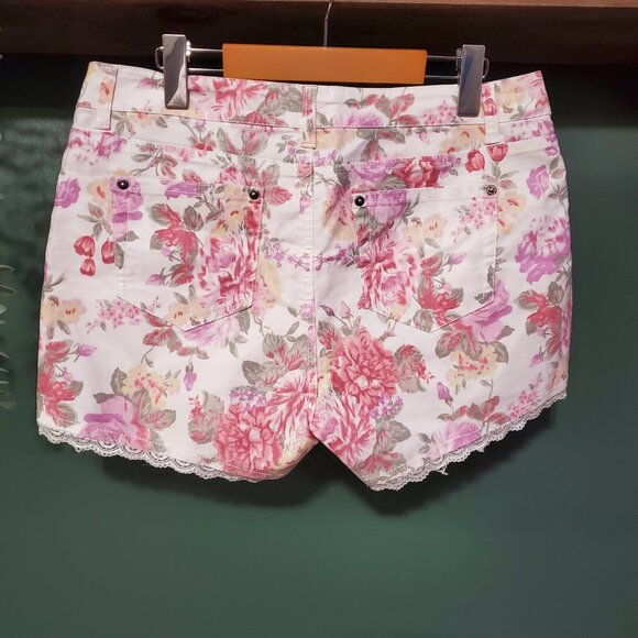 Suko Jeans | Floral Jean Shorts - Picture 2 of 4